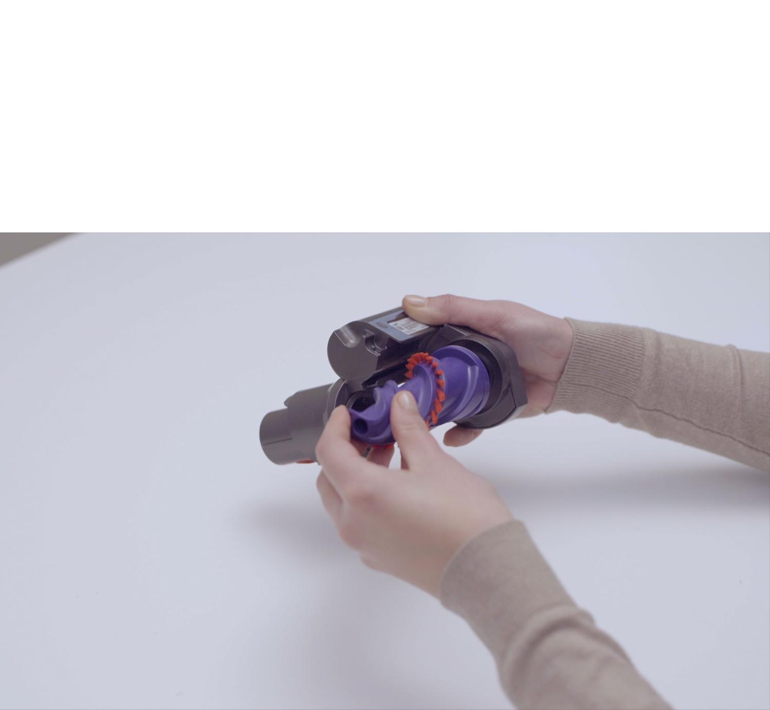 Entretenir la mini brosse motorisée auto-démêlante de Dyson